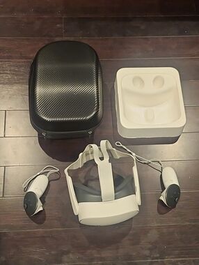 Meta Quest 3s With Controllers With Protective Case Good Condition